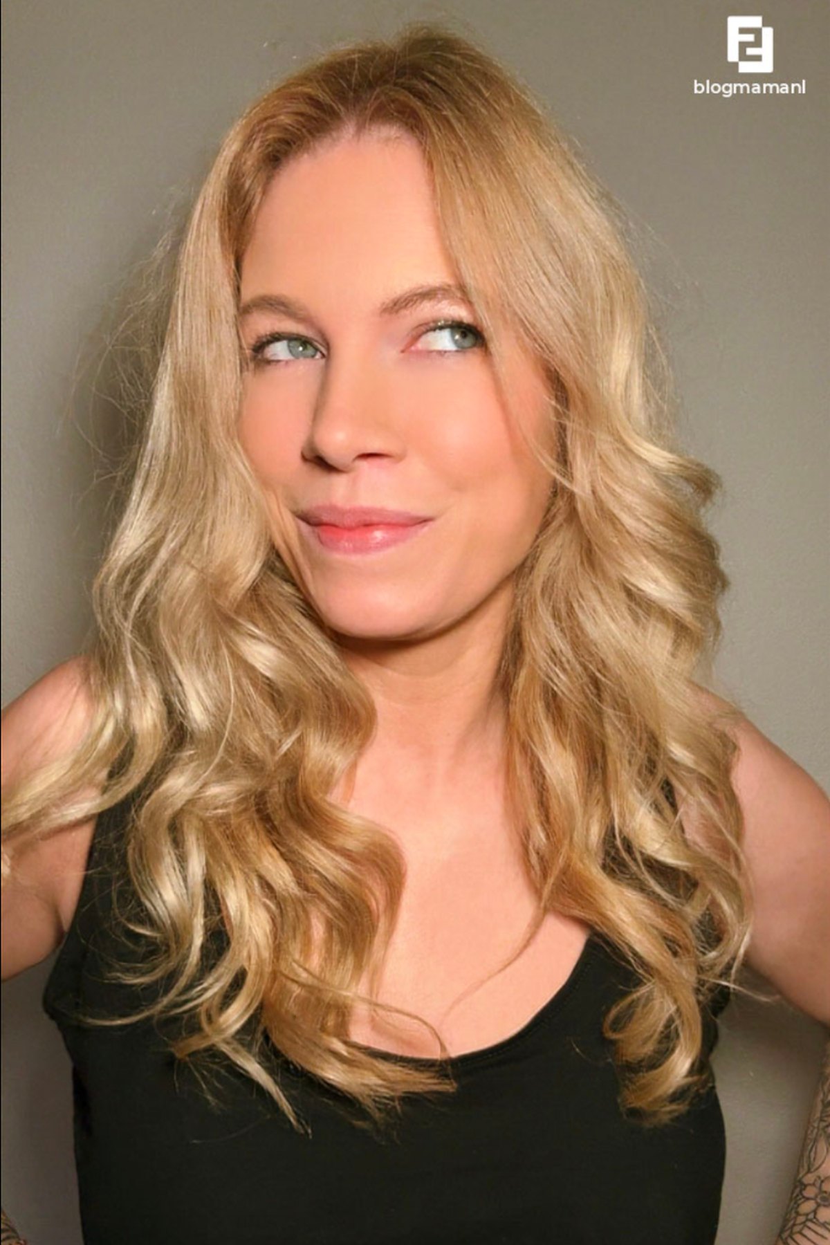 Blogmama (blogmamanl), moeder uit Nijmegen en F2F-creator, in rode lingerie